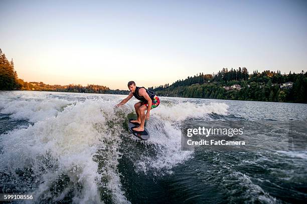 athletische erwachsene männlich wake surfen - wakeboarden stock-fotos und bilder