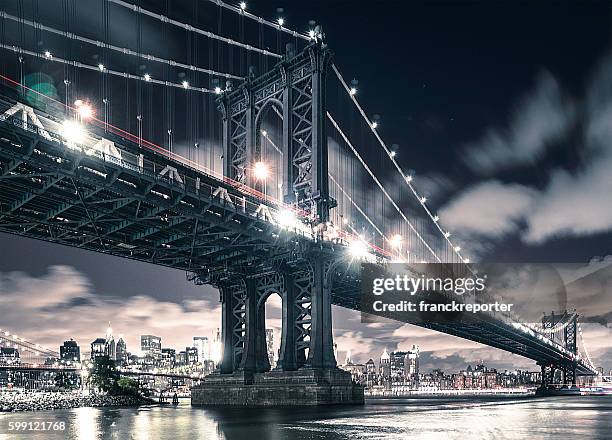 nyc skyline and manhattan bridge - manhattan bridge stockfoto's en -beelden