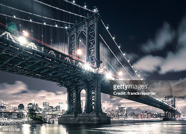 nyc skyline and manhattan bridge - manhattan bridge imagens e fotografias de stock