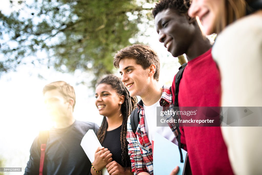 Teenager student lächelnd umarmen