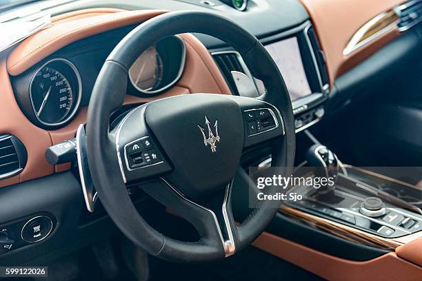 maserati levante interior italiano suv de lujo - maserati fotografías e imágenes de stock