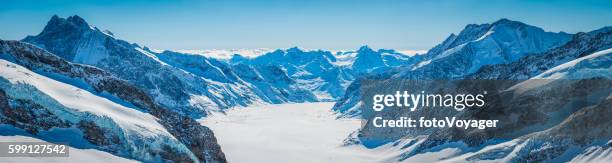 alps snowy mountain peaks panorama overlooking aletsch glacier valais switzerland - jungfraujoch stockfoto's en -beelden