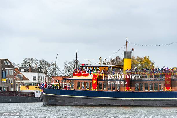 sinterklaas ankunft in der stadt kampen - zwarte piet stock-fotos und bilder