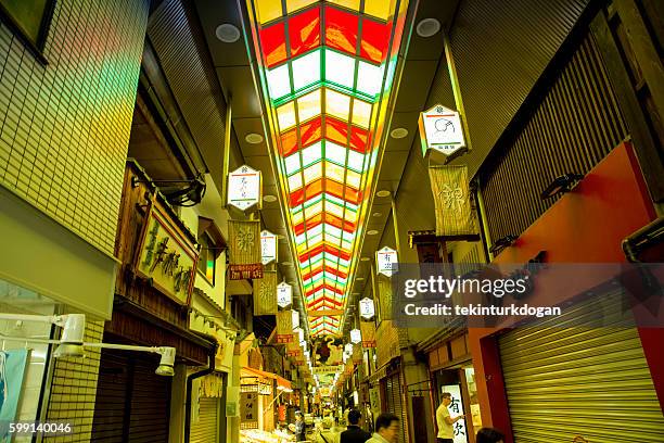 nishiki market cubrió la calle comercial en kioto, japón - nishiki market fotografías e imágenes de stock