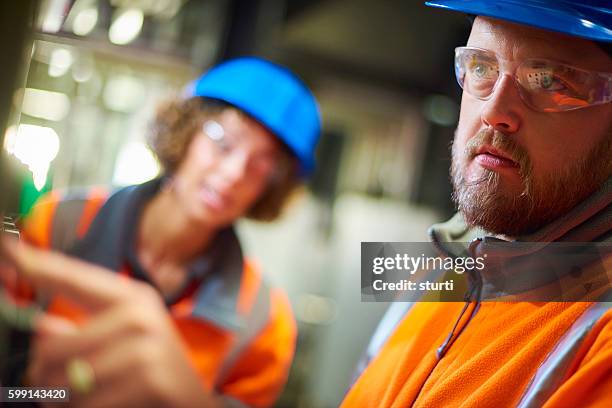 industrial engineers - verwarmingsmonteur stockfoto's en -beelden