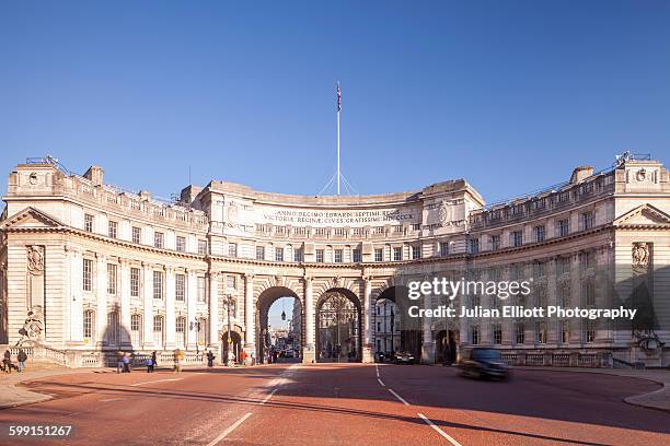 admiralty arch on the mall in london, uk. - the mall westminster imagens e fotografias de stock