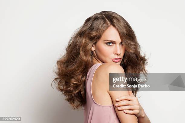 studio portrait of young brunette woman - pretty brunette woman fotografías e imágenes de stock