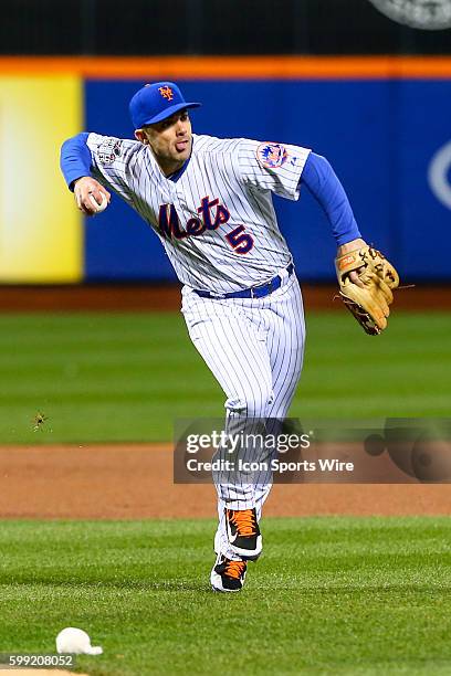 New York Mets third baseman David Wright does not make the throw during Game 3 of the 2015 World Series between the New York Mets and the Kansas City...