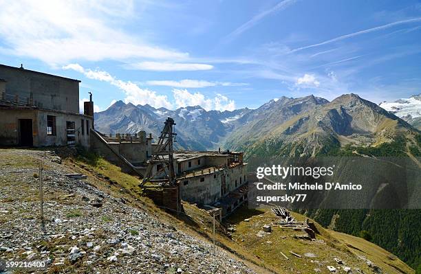 abandoned mining village on the alps. - parc national de gran paradiso photos et images de collection