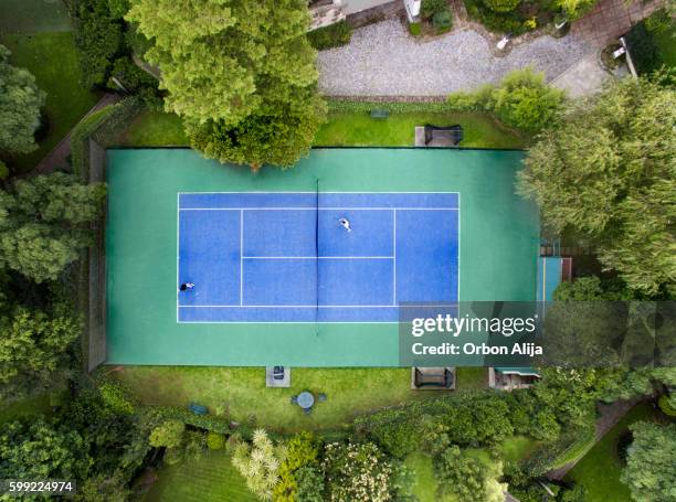 luftbild der tennisplätze - tennisnetz stock-fotos und bilder