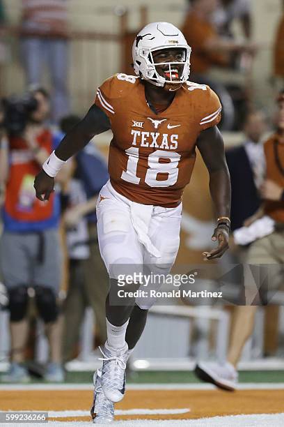Tyrone Swoopes of the Texas Longhorns celebrates scoring a touchdown during the second quarter against the Notre Dame Fighting Irish at Darrell K....