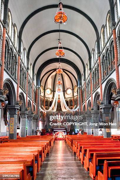 inside of the old romanesque church - 全州 個照片及圖�片檔