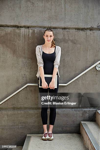 young woman at university - skinny pants 個照片及圖片檔