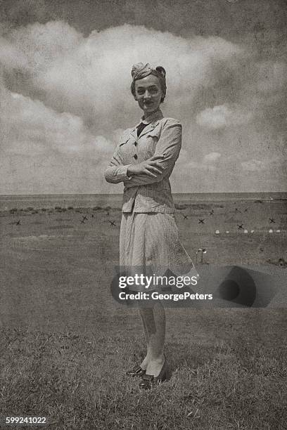 retro ww2 navy soldier woman - 1940s fotografías e imágenes de stock