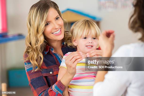 la madre y la hija pequeña practican el lenguaje de señas - american sign language fotografías e imágenes de stock