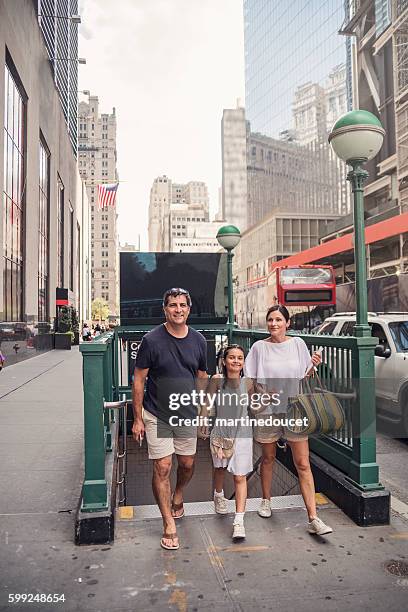 vera famiglia che esce dalla stazione della metropolitana in via new york. - real people lifestyle and family foto e immagini stock