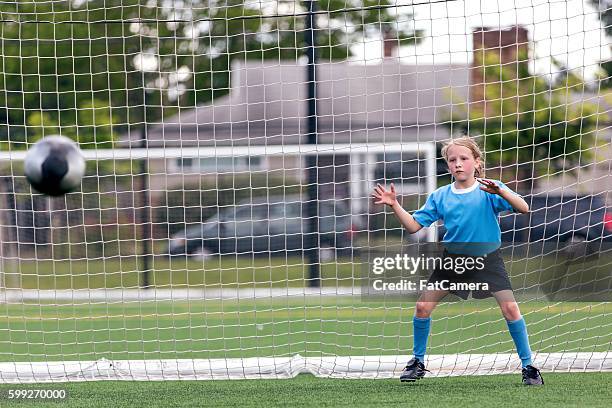 joven portero intenta bloquear un gol - fat goalkeeper fotografías e imágenes de stock