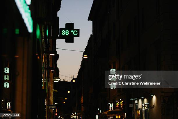 heatwave - 36 degrees celsius on a sign in rome at dusk - hittegolf stockfoto's en -beelden