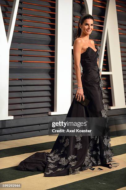 Actress Angie Harmon attends the 2015 Vanity Fair Oscar Party hosted by Graydon Carter at the Wallis Annenberg Center for the Performing Arts on...