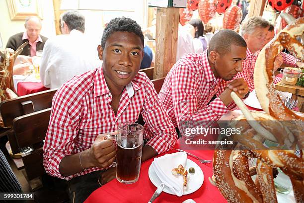 David ALABA FC Bayern München auf dem Münchner Oktoberfest Wiesnbesuch des FC Bayern München