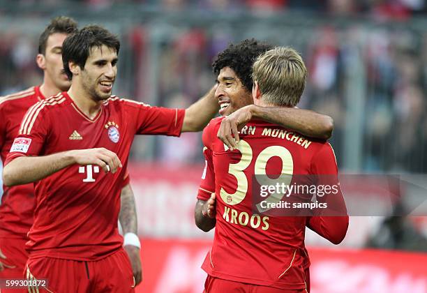 JUbel von Toni KROOS FC Bayern München mit Dante FC Bayern München und Javi Martinez FC Bayern München 1 Bundesliga Fussball FC Bayern München...