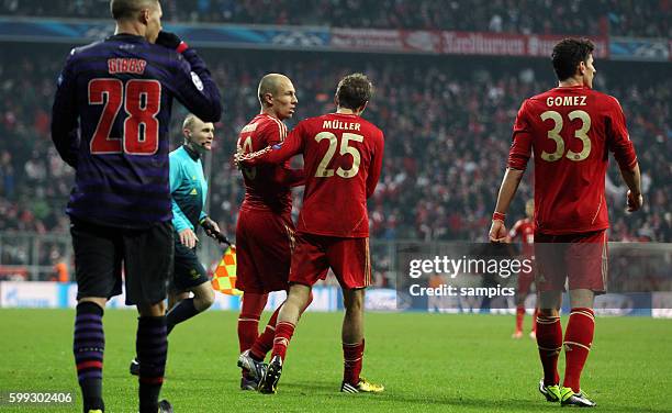 Erleichterung nach dem Spielende Arjen Robben und Thomas Müller Mueller , rechts Mario Gomez vorne Kieran Gibbs Fussball Championsleague : FC Bayern...