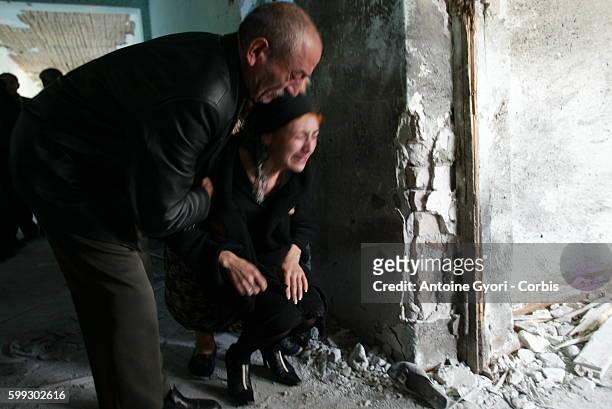 Jana, assisted by her father, returns to Beslan school in the hope of finding some of her eight-year-old daughter Zanina's belongings. Zanina died in...