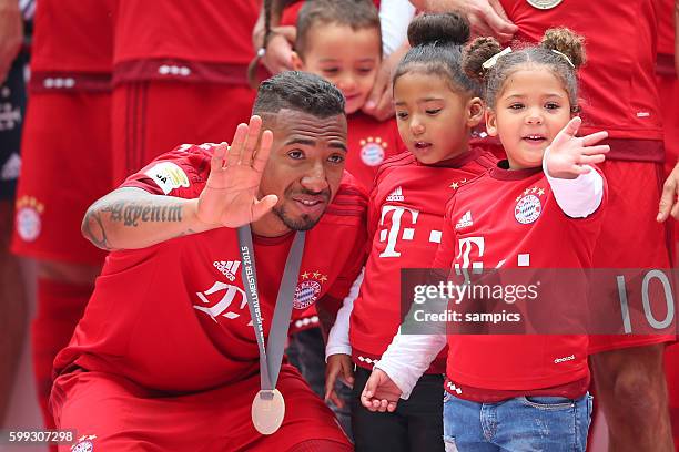 Jerome Boateng FC Bayern München mit Kinder deutscher Fussball Meister 2015 FC Bayern München Meisterschaft FC Bayern München - Mainz 05 1 Fussball...