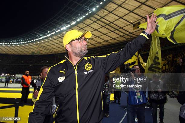 Ehrenrunde nach dem Spiel: Jürgen Klopp , Trainer head coach Borussia Dortmund verabschiedet sich von den Dortmunder Fans Fußball DFB Pokalfinale :...