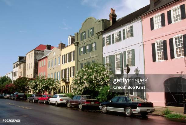 charleston's rainbow row neighborhood - cidade velha imagens e fotografias de stock