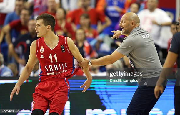 Aleksandar Djordjevic , head coach serbia hält Nemanja Nedovic Euro Basket 2015 : Spain - Serbia