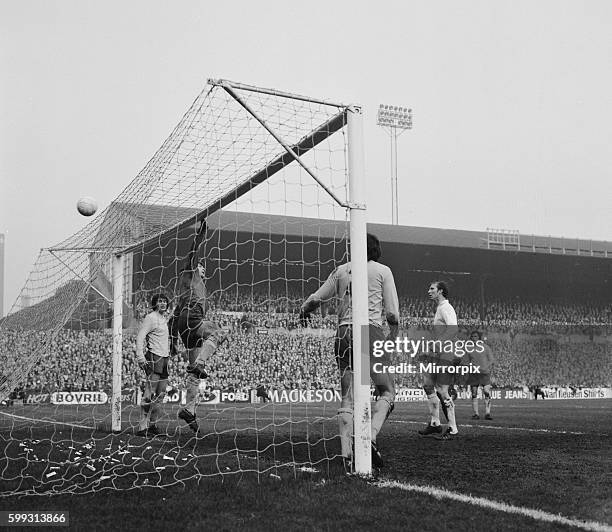 Leeds United 2 v Tottenham Hotspur 1. Spurs goalkeeper Pat Jennings tips a shot over the bar as Jack Charlton looks on. 18th March 1972.