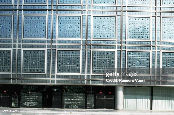 institut du monde arabe in paris: facade panels with diaphragms - institut du monde arabe stock pictures, royalty-free photos & images