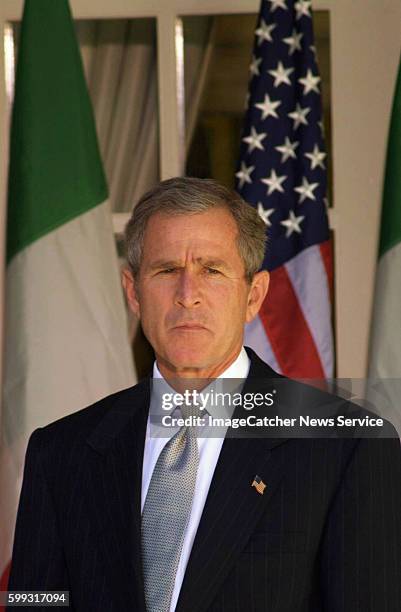 Portrait de George Bush devant la Maison Blanche.