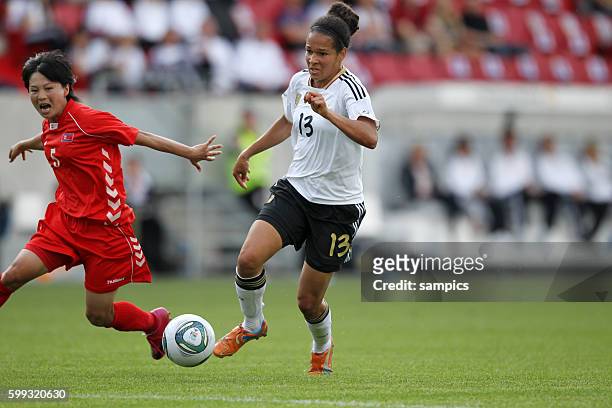 Celia Okoyino Da Mbabi gegen Jong Sun Kim Frauenfussball Länderspiel Deutschland - Nordkorea Korea DVR 2:0 am 21. 5. 2011