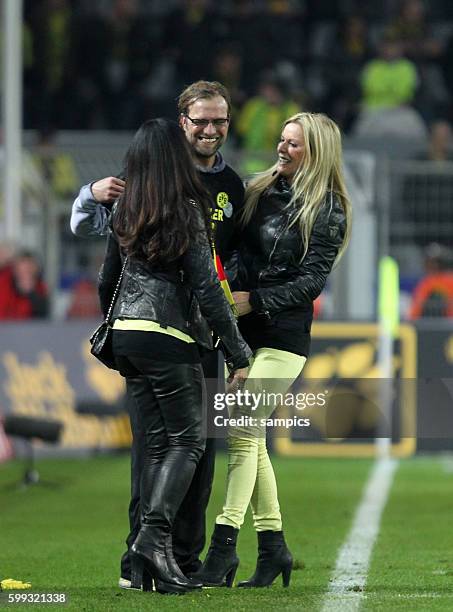 Frauenschwarrm Trainer Jürgen Juergen Klopp Borussia Dortmund mit seiner Frau Ulla und Jola , die Frau von BVB Manager Michael Zorc Borussia Dortmund...