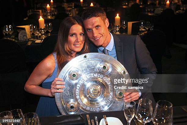 Sebastian Kehl Borussia Dortmund mit Frau Tina mit Meisterschale Fussball Saison 2011 / 12 1 Bundesliga Borussia Dortmund feiert die Meisterschaft...