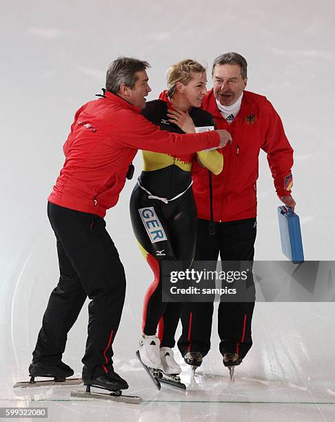 Anni Friesinger Postma rutscht mit Team Deutschland ins Finale , Betreuer kummern sich um Sie Olympische Winterspiele 2010 in Vancouver...