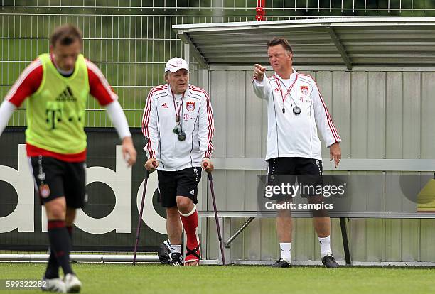 Co Trainer Hermann Gerland mit Krucken und Gipsbein und Trainer Louis van Gaal Training FC Bayern Munchen Saison 2010 / 2011