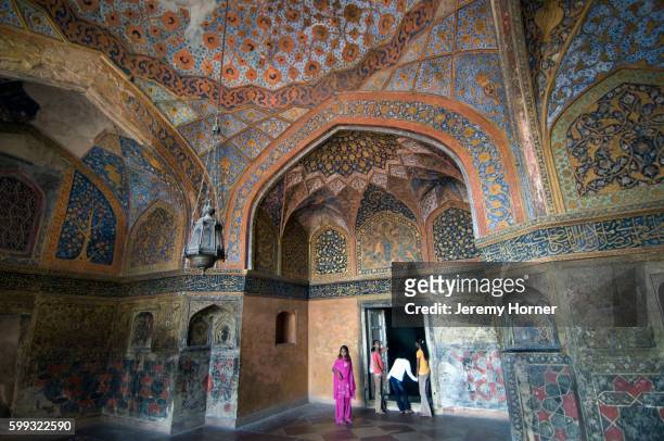 arched ceiling in tomb of akbar the great - akbar's tomb stock pictures, royalty-free photos & images