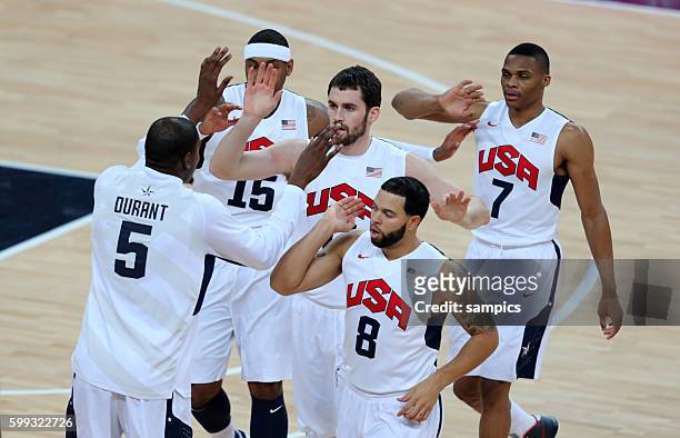JUbel der US Mannschaft Carmelo Anthony Kevin LOve , deron Williams und Russel Westbrook Basketball Final Finale USA - Spanien USA Spain Olympische...