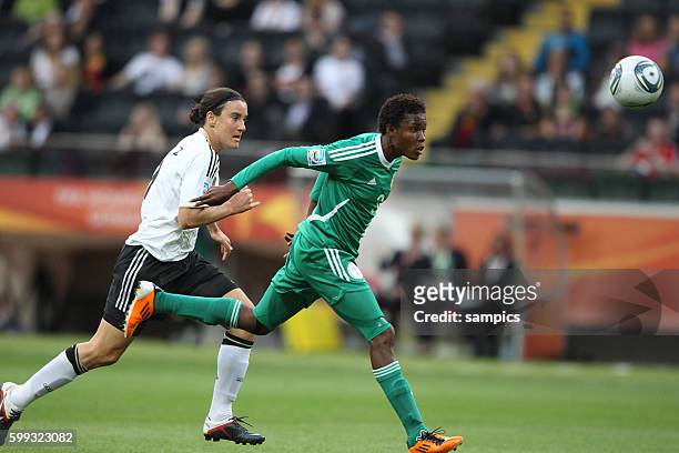 Birgit Prinz GER gegen Osinachi OHALE Nigeria Vorrunde Gruppe A Deutschland Nigeria 1:0 FifA Frauen Fussball WM Weltmeisterschaft 2011 in Deutschland...