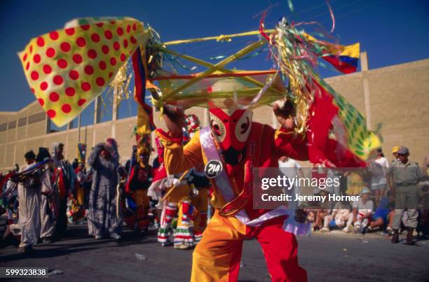 dancer dressed as a creature participates in a coloumbian carnival - barranquilla fotografías e imágenes de stock