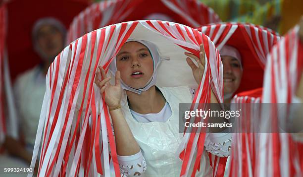 Mädchen in Tracht vor der Eröffnungsshow Fussball EM 2012 : Polen - Griechenland UEFA EURO 2012 Group A Poland vs. Greece 1:1 8.6.2012 National...