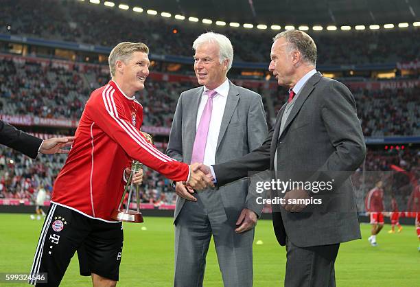 Bastian Schweinsteiger wird zum Spieler des Jahres 2013 gekürt . Überreicht wird die Trophäe von Rainer Holzschuh , links Bundestrainer Joachim Löw ,...