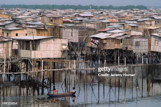 isla trinitario slums - guayaquil stockfoto's en -beelden