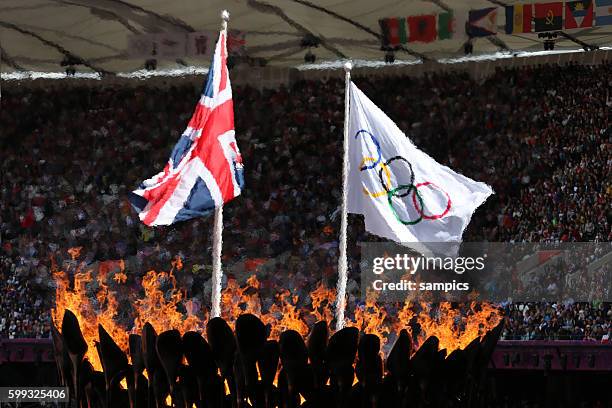 Englische Flagge und Olympische Fahne Olympischen Feuer Flamme Leichtathletik athletics Olympische Sommerspiele in London 2012 Olympia olympic summer...