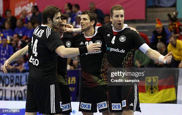 Team Deutschland feiert den Sieg mit Michael Haaß , Patrick Groetzki , Adrian Pfahl , Oliver Roggisch Handball Männer Weltmeisterschaft : Deutschland...