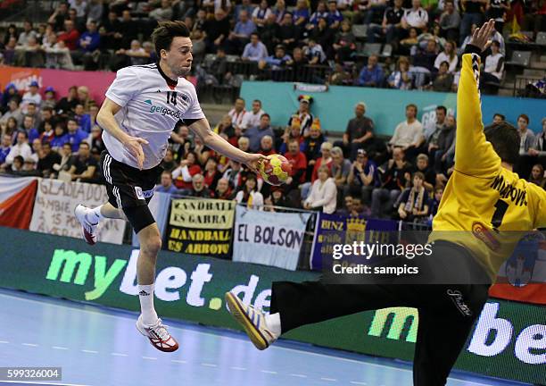 Patrick Groetzki gegen Rade Mijatovic Handball Männer Weltmeisterschaft : Deutschland - Montenegro mens handball worldchampionchip : Germany vs....