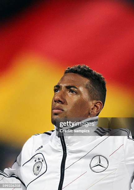 Jerome Boateng Deutschland beim Singen der Nationalhymne mit deutscher Fahne Fussball WM Qualifikation Länderspiel Deutschland Kasachstan 4:1...